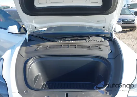 2024 Tesla Model Y Long Range Dual Motor All-Wheel Drive z USA, uszkodzony, nr VIN 7SAYGDEE2RA323152